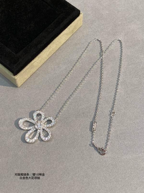 Van Cleef & Arpels necklace 03lyh53 (1)