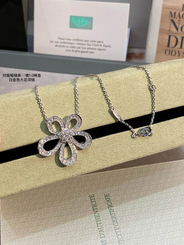 Van Cleef & Arpels necklace 03lyh53 (2)