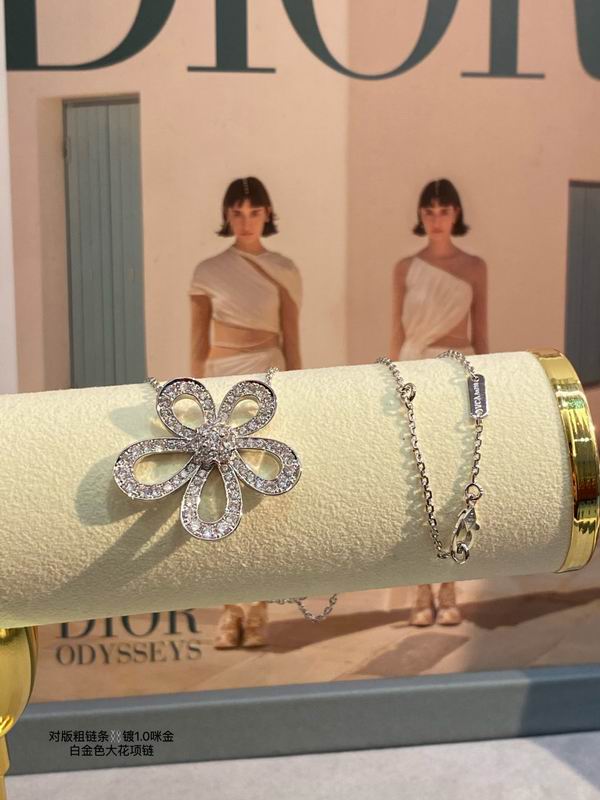 Van Cleef & Arpels necklace 03lyh53 (4)