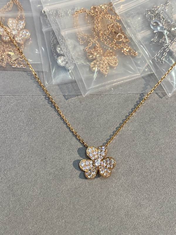 Van Cleef & Arpels necklace 03lyh55 (1)