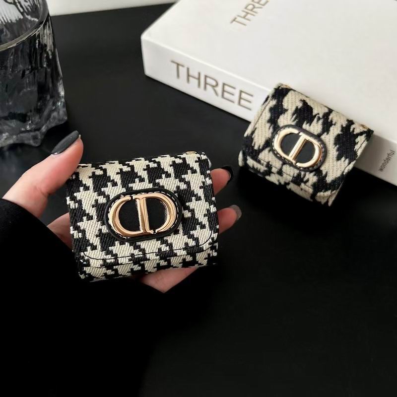 Dior AirPods bag (4)