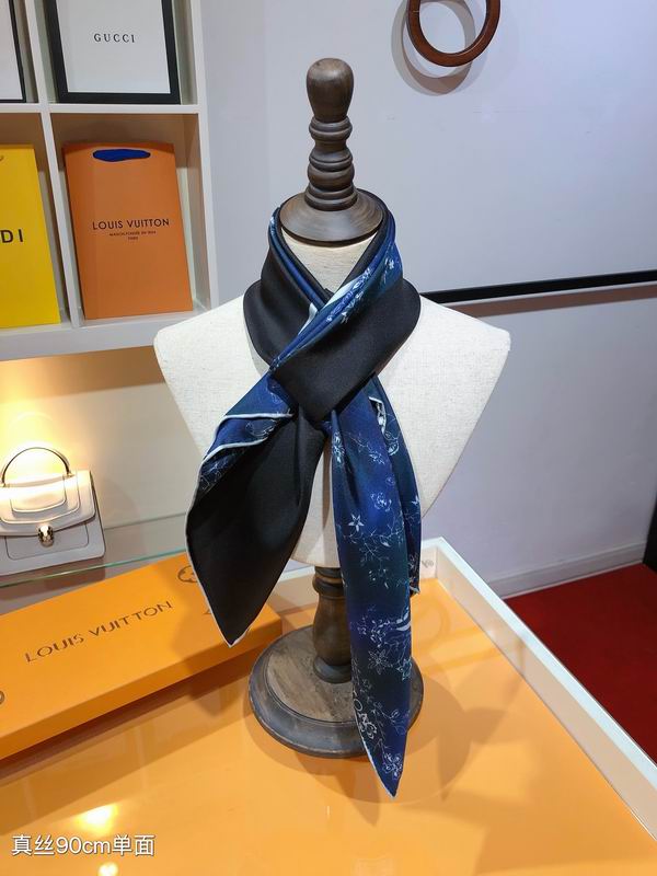 LV silk scarf 90X90cm E10 (2)