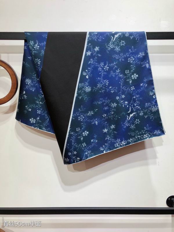 LV silk scarf 90X90cm E10 (3)