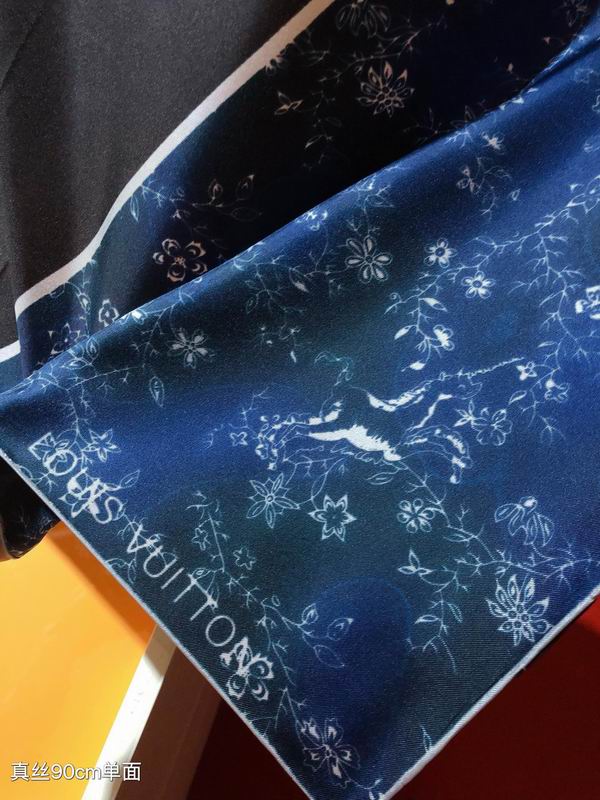 LV silk scarf 90X90cm E10 (7)