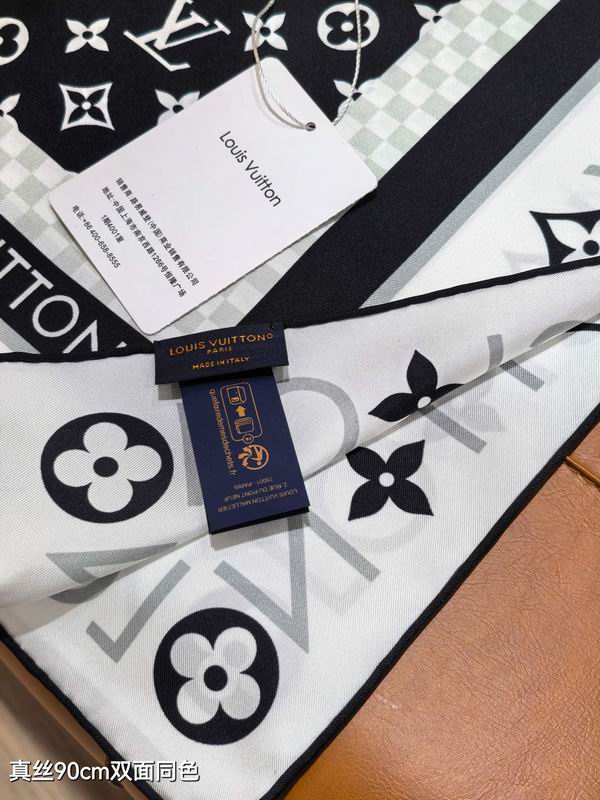 LV silk scarf 90X90cm E47 (5)
