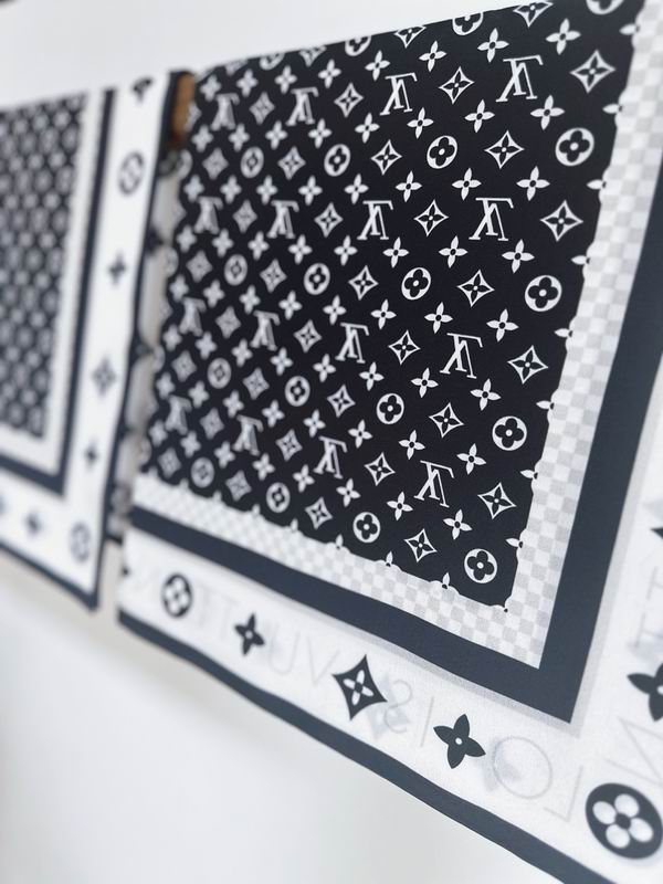 LV silk scarf 70X70cm E30 (1)