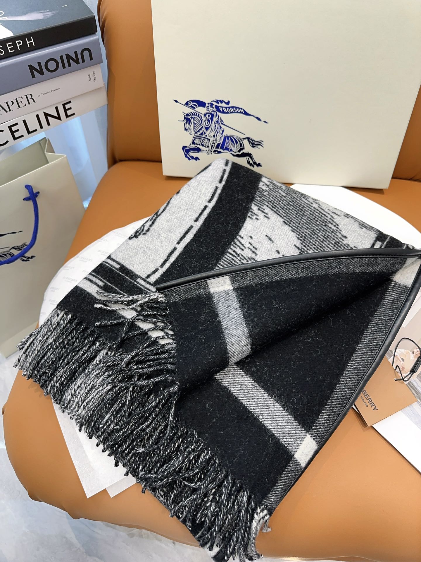 Burberry scarf E (3)