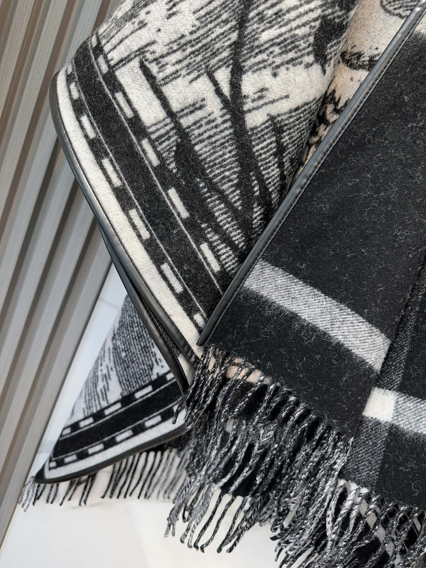 Burberry scarf E (7)