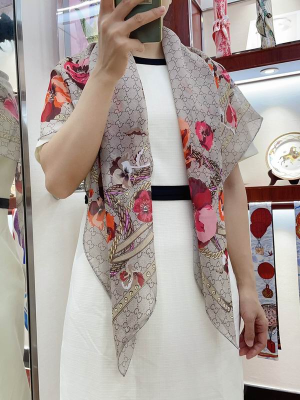 Gucci silk scarf 110X110cm E (1)