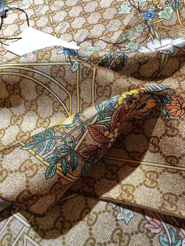 Gucci silk scarf 90X90cm E (1)