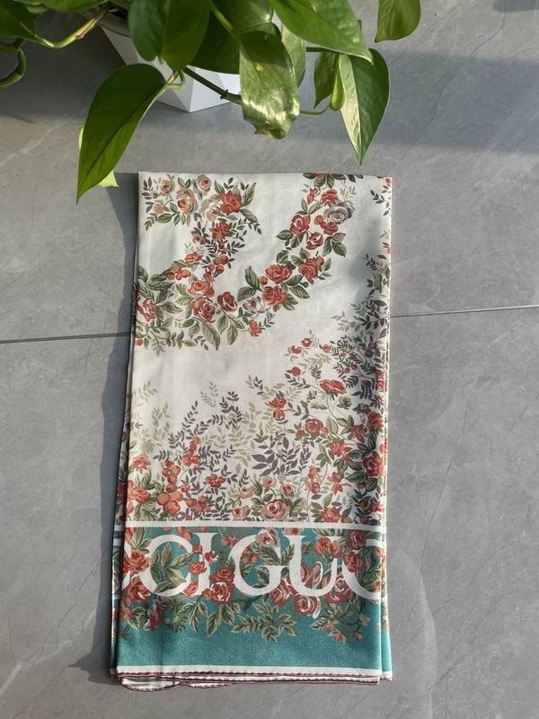 Gucci silk scarf 90X90cm E (1)