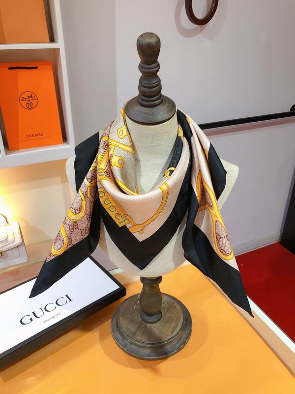 Gucci silk scarf 90X90cm E (1)