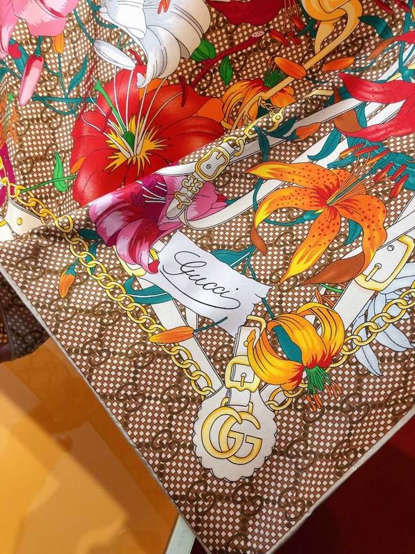 Gucci silk scarf 90X90cm E (1)
