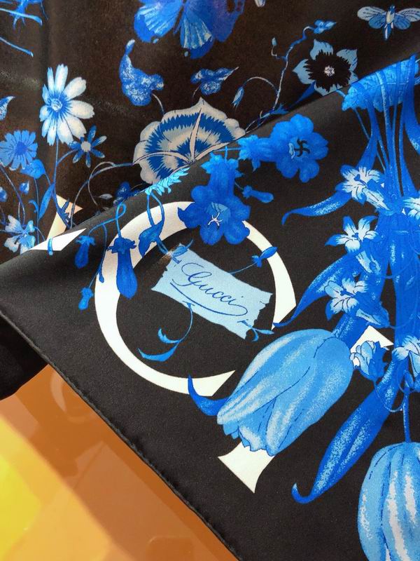 Gucci silk scarf 90X90cm E (2)