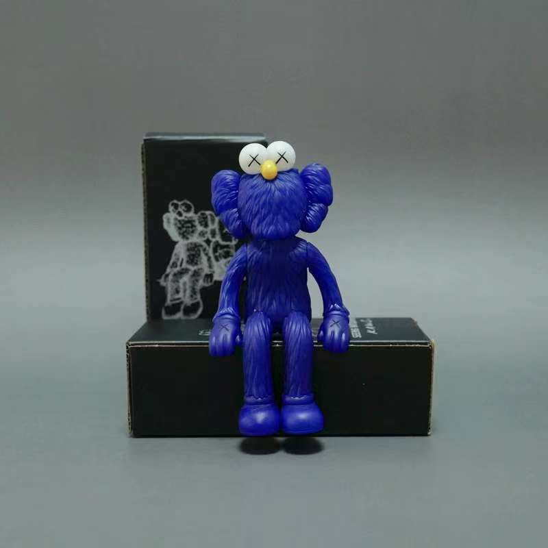 Kaws 8x7x12cm 110g  (4)