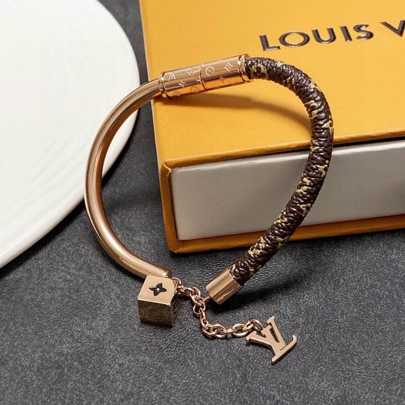 LV Bracelet 04yxh16 (2)