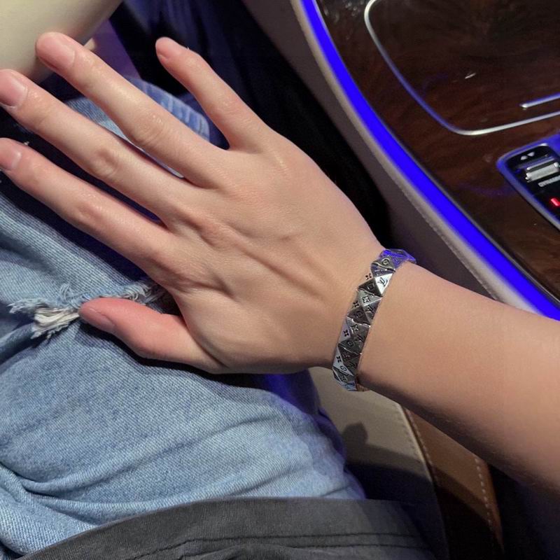 LV Bracelet 04yxh29 (7)