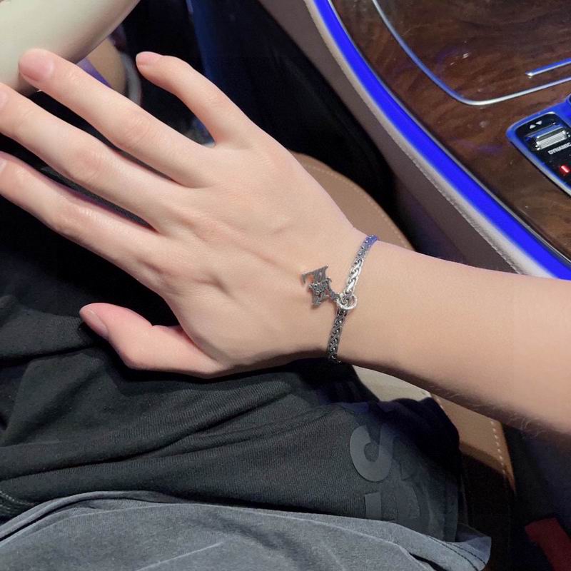 LV Bracelet 04yxh37 (4)