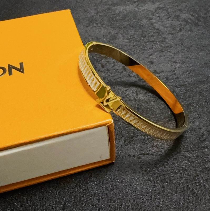 LV Bracelet 04yxh47 (4)