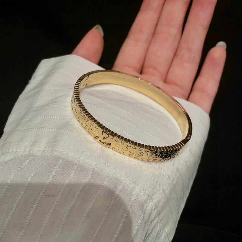 LV Bracelet 04yxh76 (5)