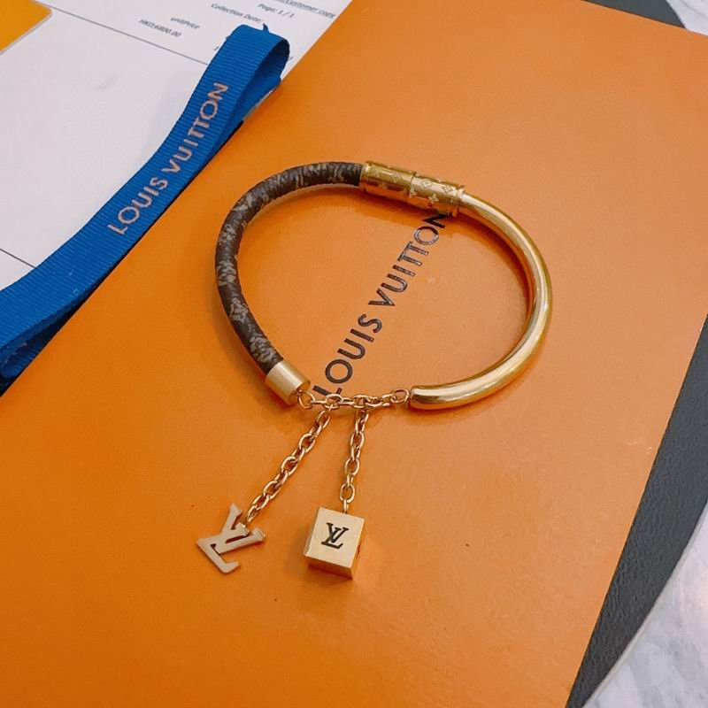 LV Bracelet 04yxh87 (4)