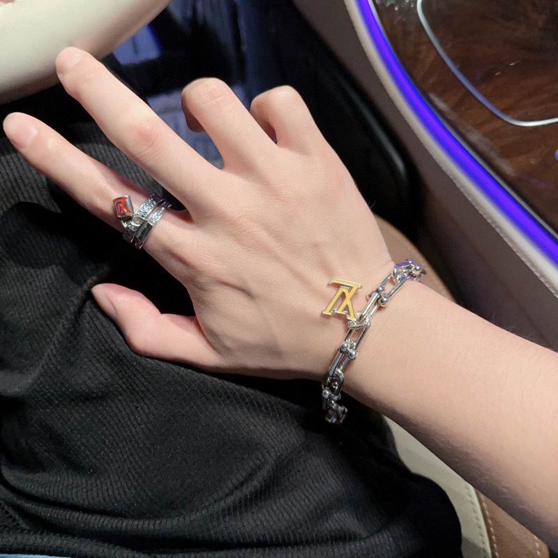 LV Bracelet 04yxh94 (5)