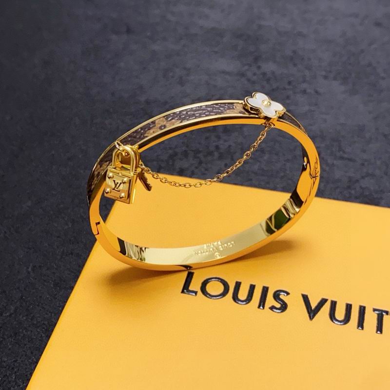 LV Bracelet 05yxh23 (1)