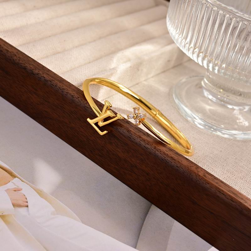 LV Bracelet 05yxh47 (5)