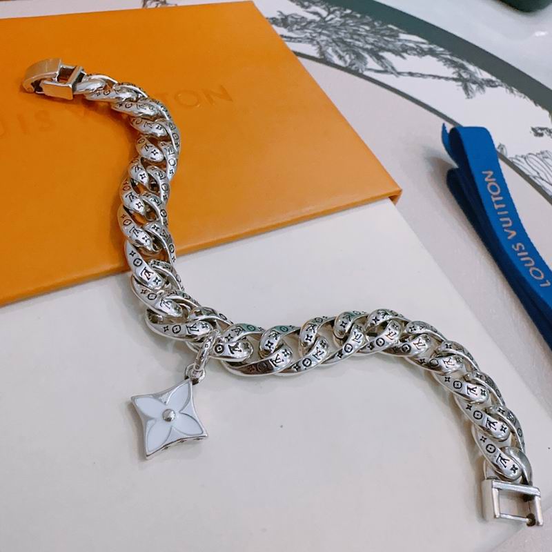LV Bracelet 05yxh52 (2)