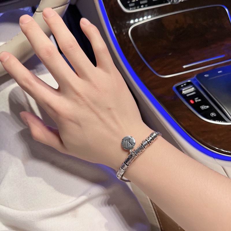 LV Bracelet 05yxh61 (3)