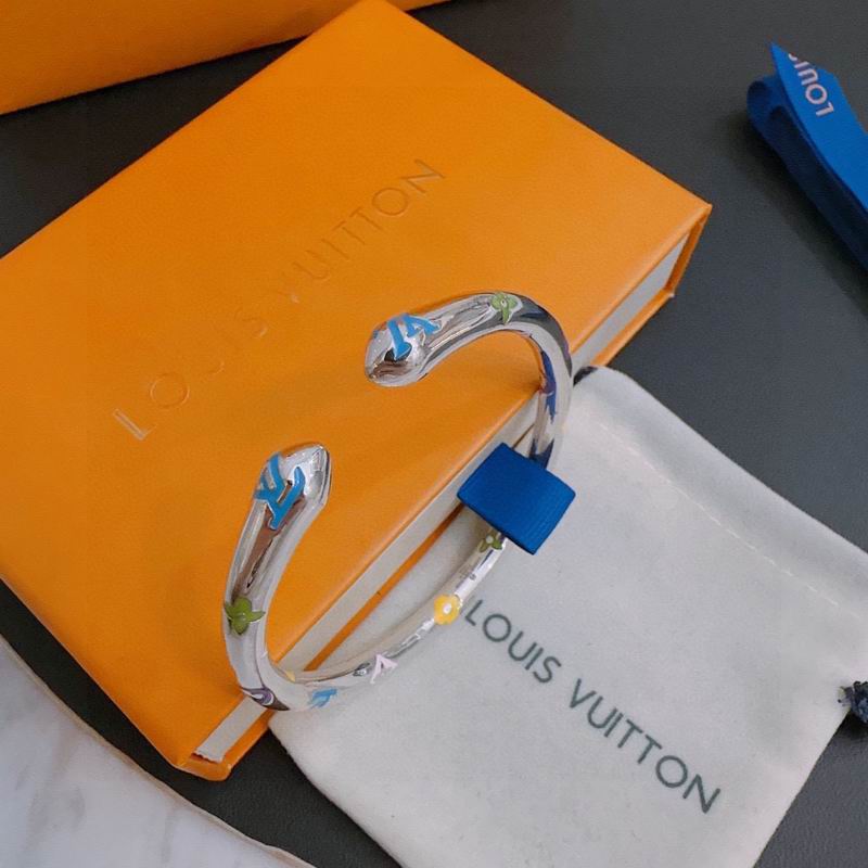 LV Bracelet 05yxh81 (1)
