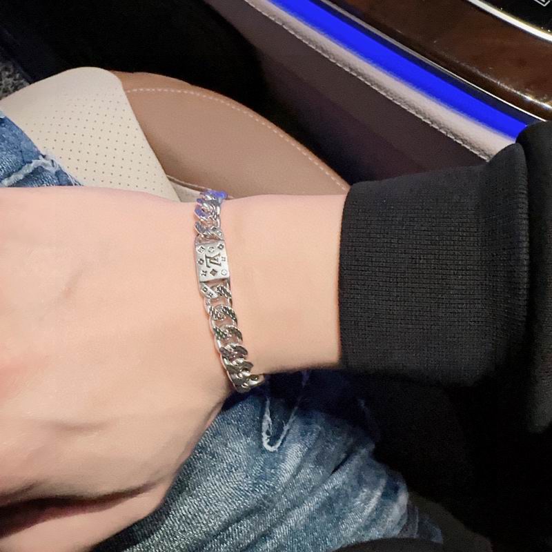 LV Bracelet 05yxh87 (5)