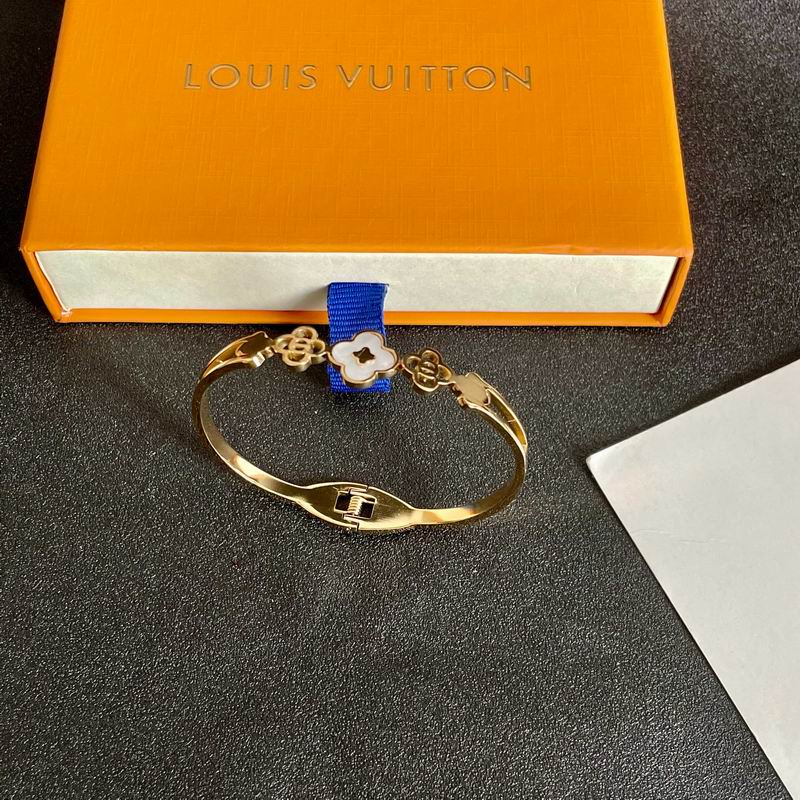 LV Bracelet 05yxh88 (2)