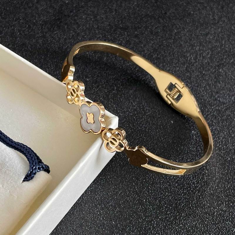 LV Bracelet 05yxh88 (4)