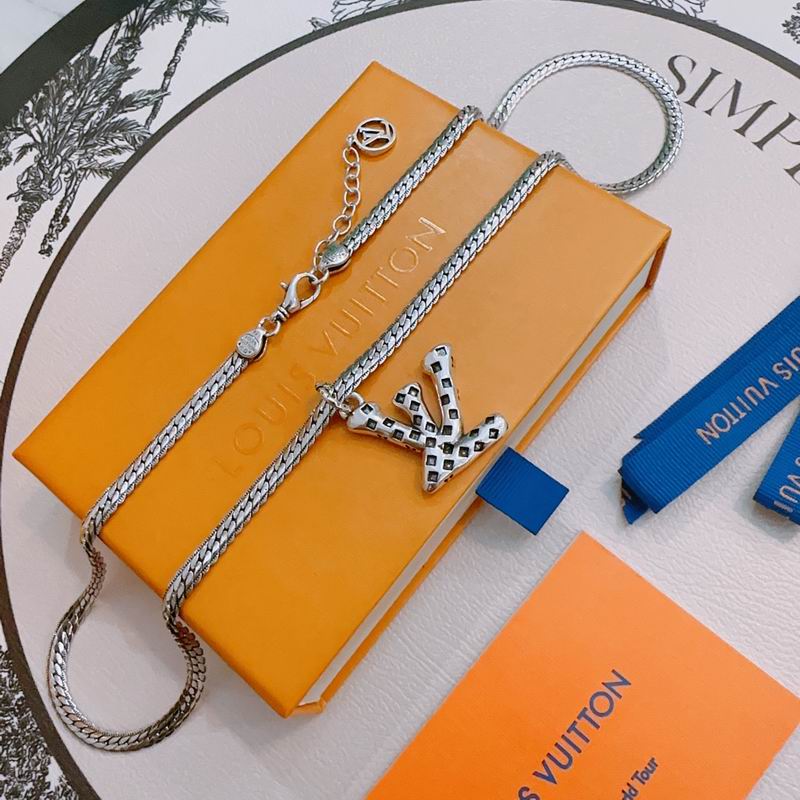 LV Necklace 04yxh63 (4)