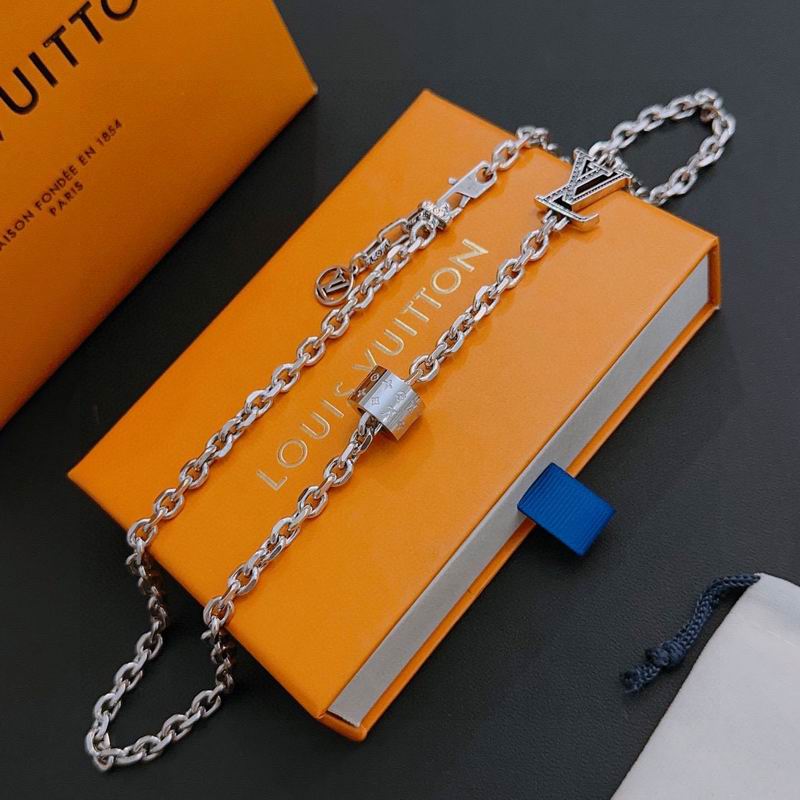 LV Necklace 05yxh24 (4)