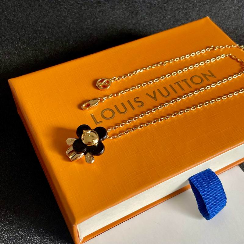 LV Necklace 05yxh28 (2)