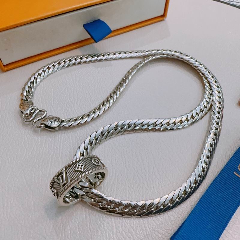 LV Necklace 05yxh81 (3)