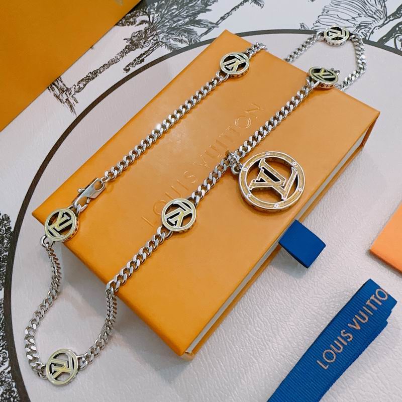 LV Necklace 05yxh82 (2)