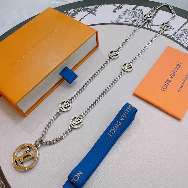 LV Necklace 05yxh82 (7)