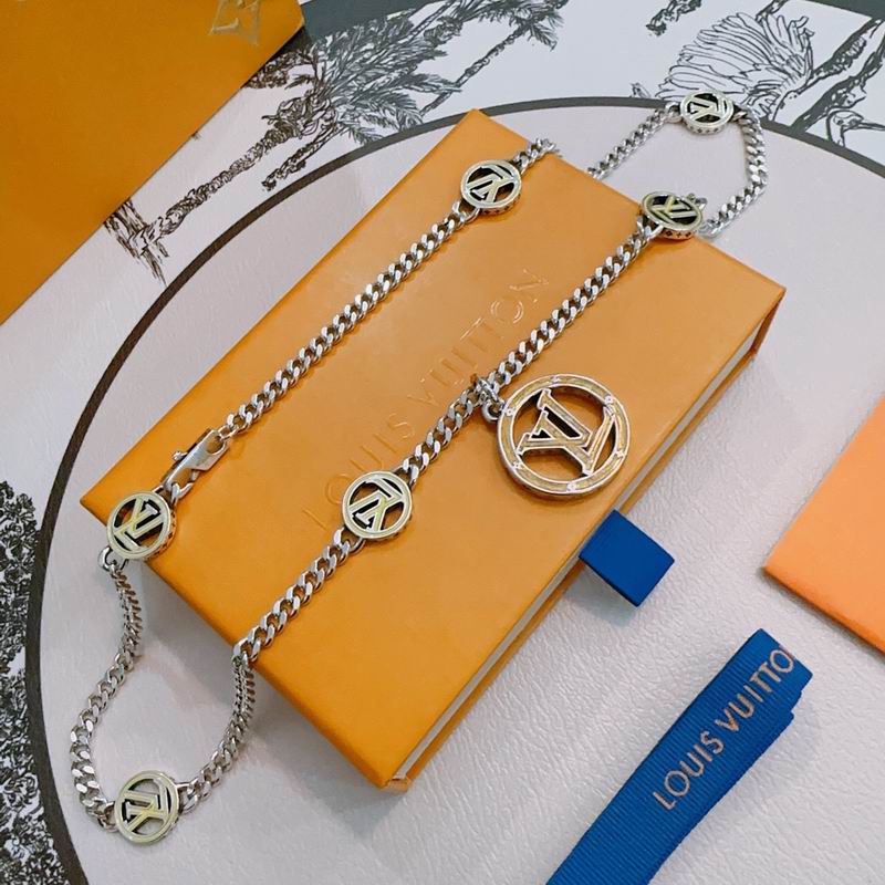 LV Necklace 05yxh83 (3)
