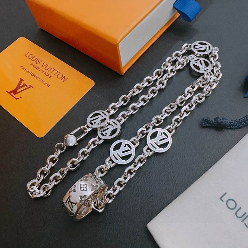 LV Necklace 05yxh94 (1)