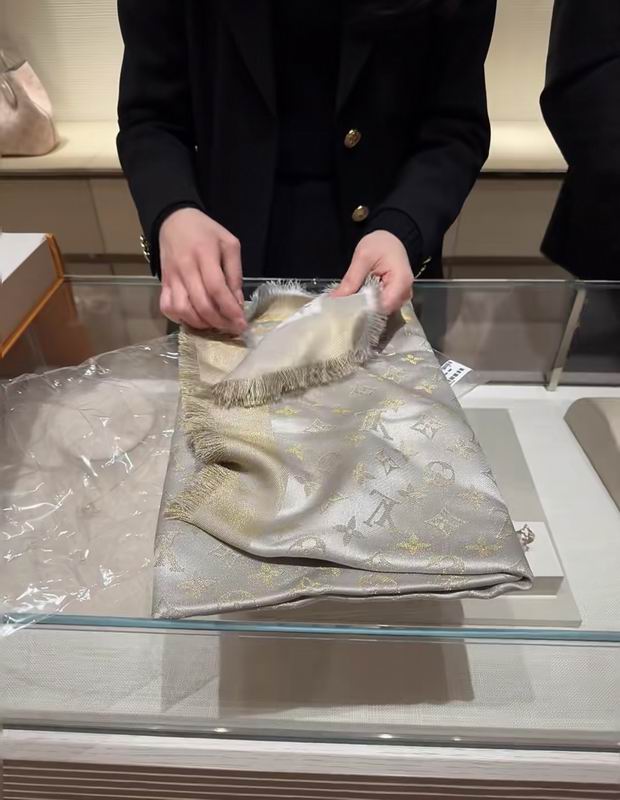 LV Scarf 140X140cm E28 (4)