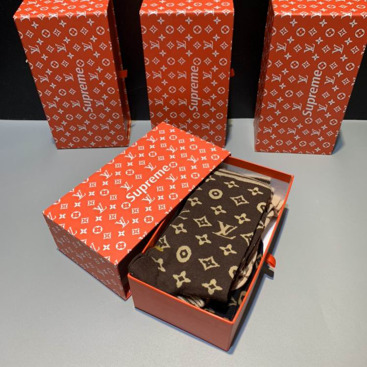 LV Socks  (4)