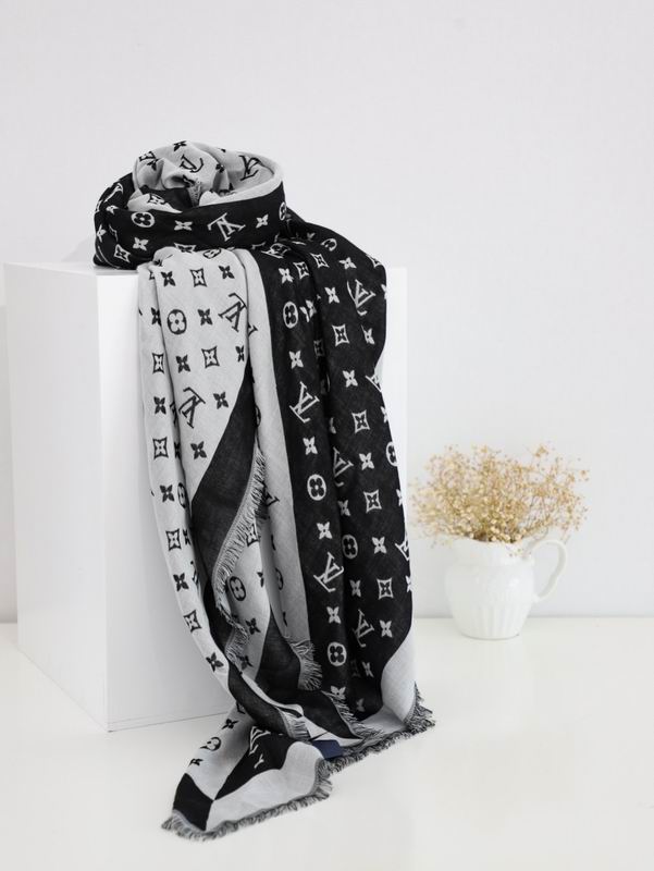 LV silk scarf 140X140cm E (18)