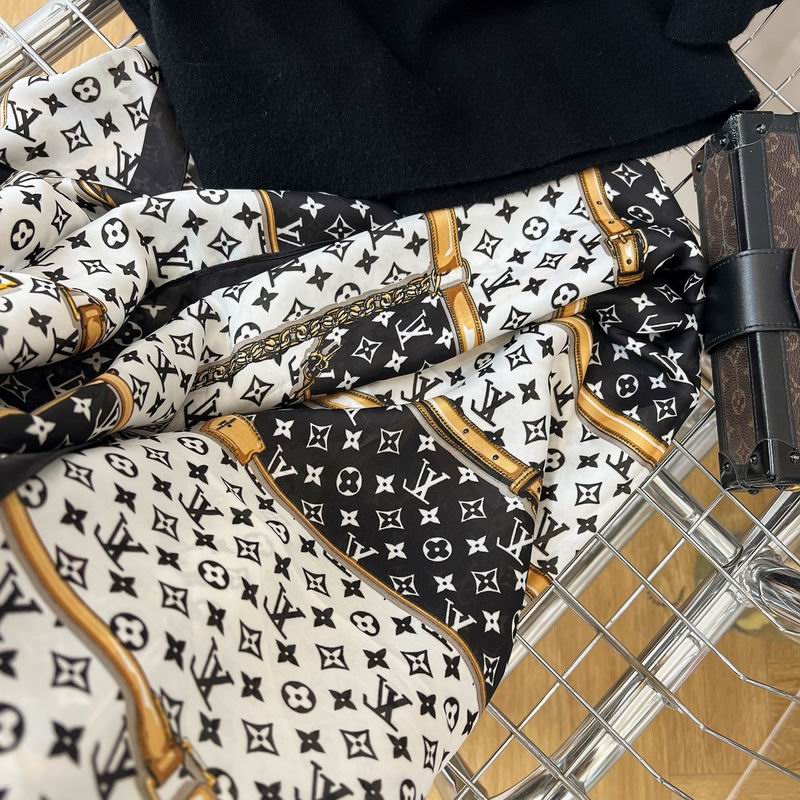 LV silk scarf 90-180cm E (2)
