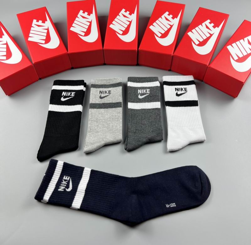 Nike socks (2)