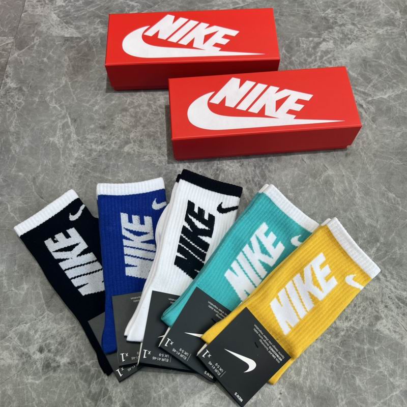 Nike socks (2)