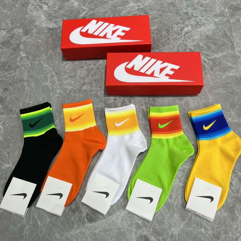 Nike socks (2)