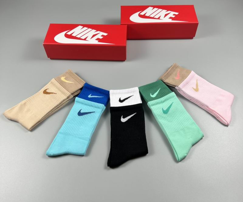 Nike socks (2)